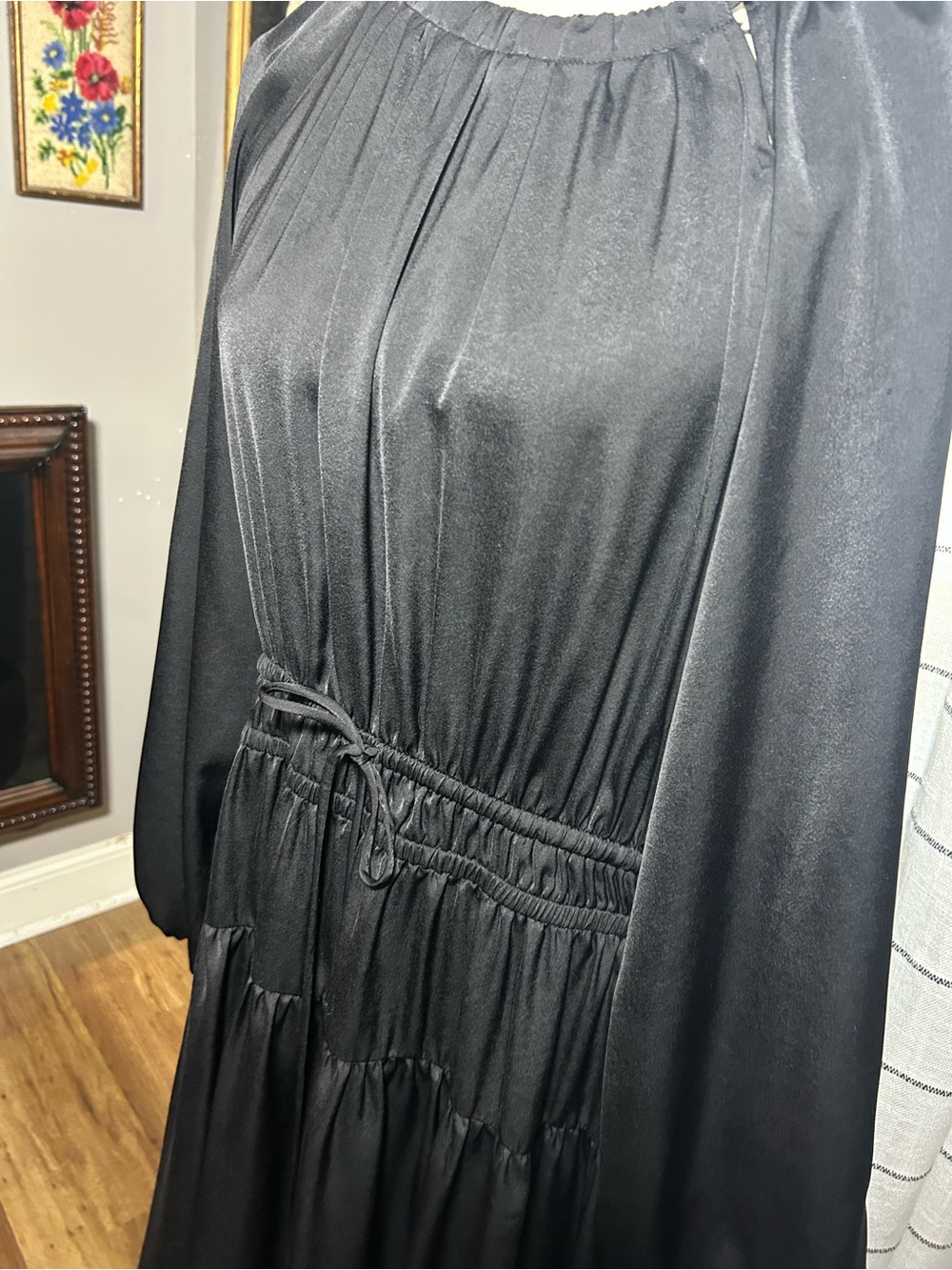 Wonderly Black Long-Sleeve Drawstring Waist Midi Dress - Picture 4 of 5